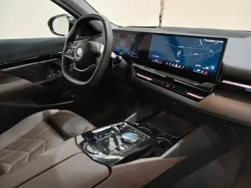 BMW 520xd Lim. ACC AHK PANO HuD 360 view B&W Memory