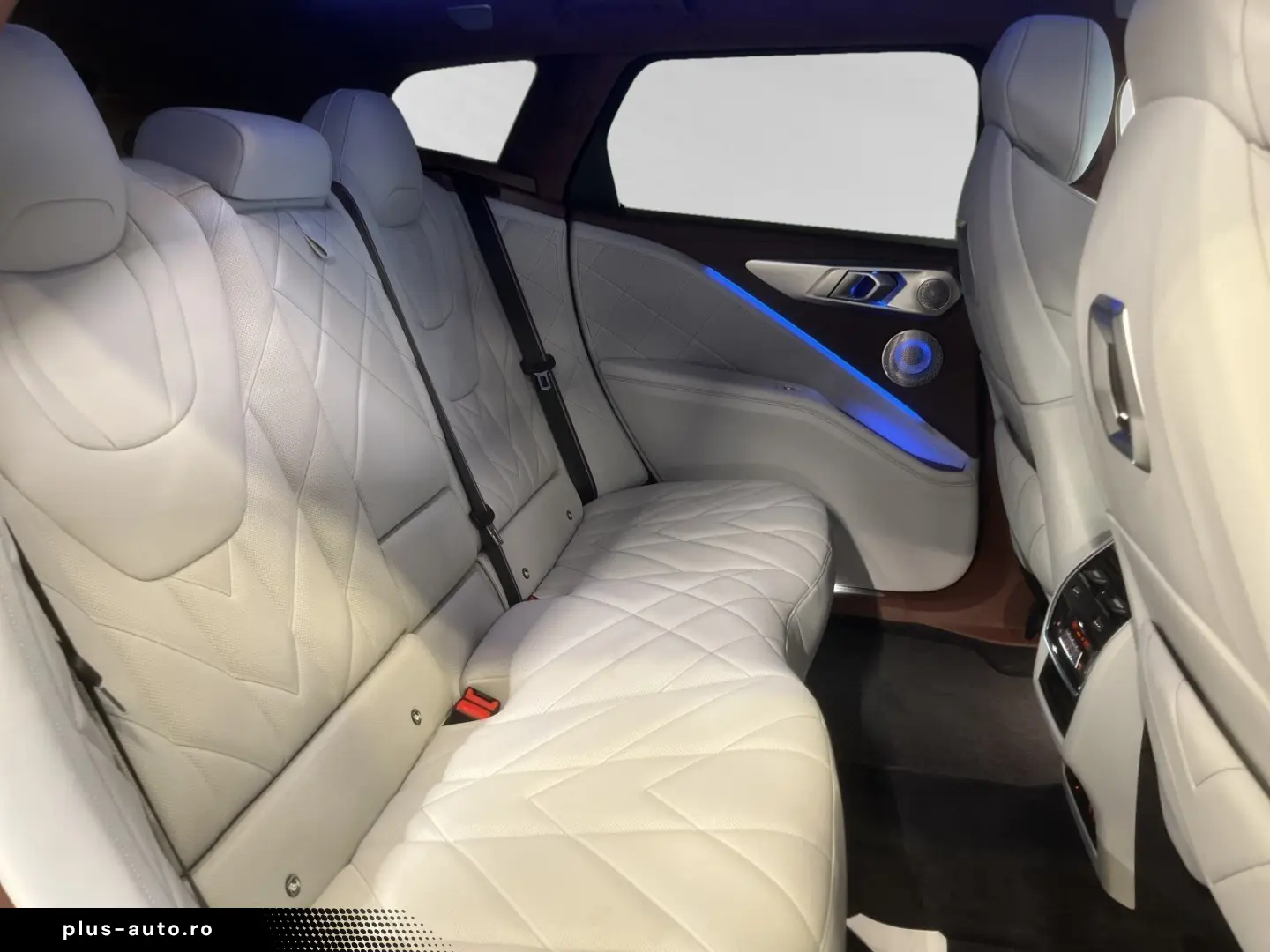 BMW XM 50e Individual Mora met. AHK 23 LMR Autobahna