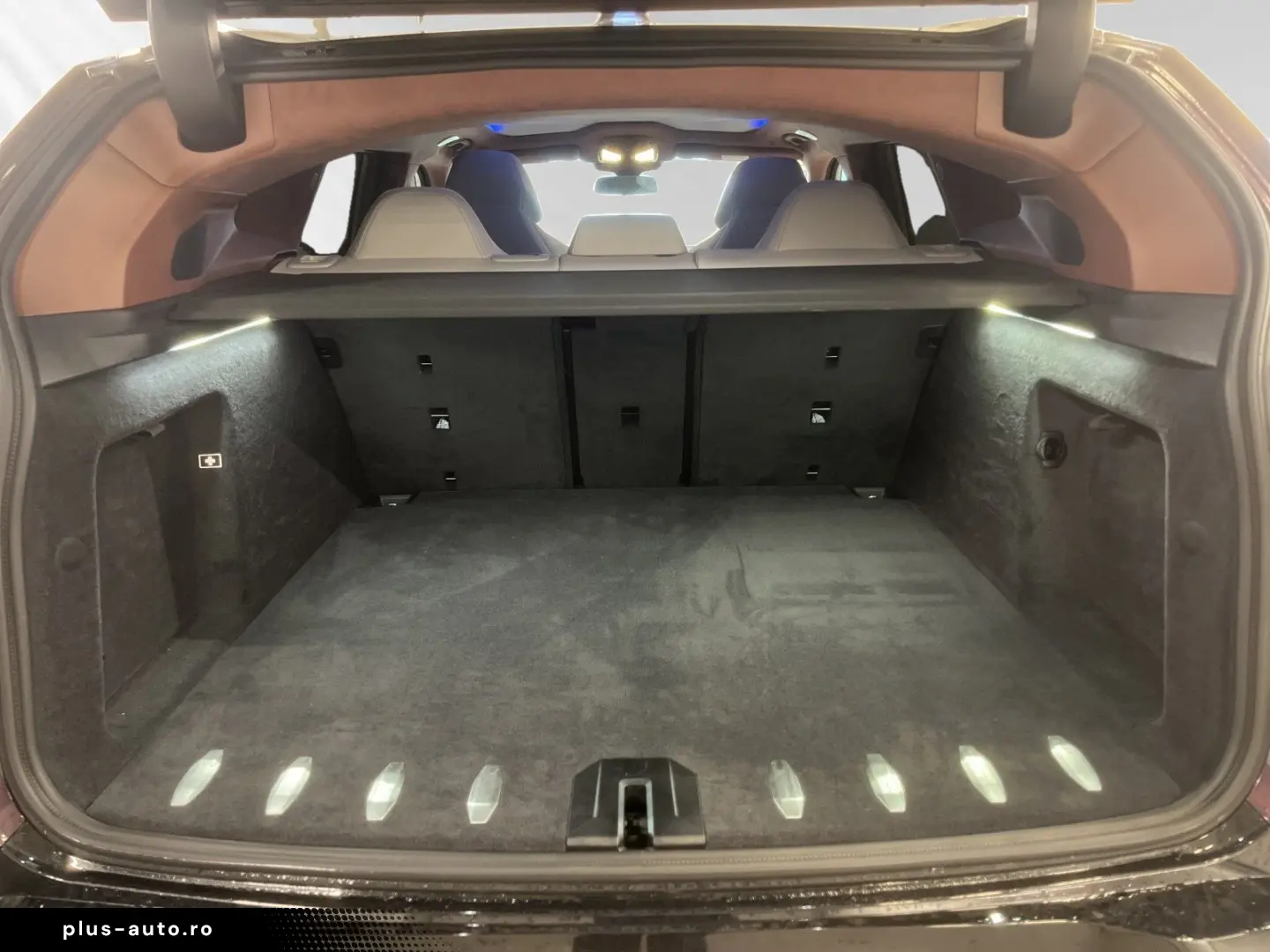 BMW XM 50e Individual Mora met. AHK 23 LMR Autobahna