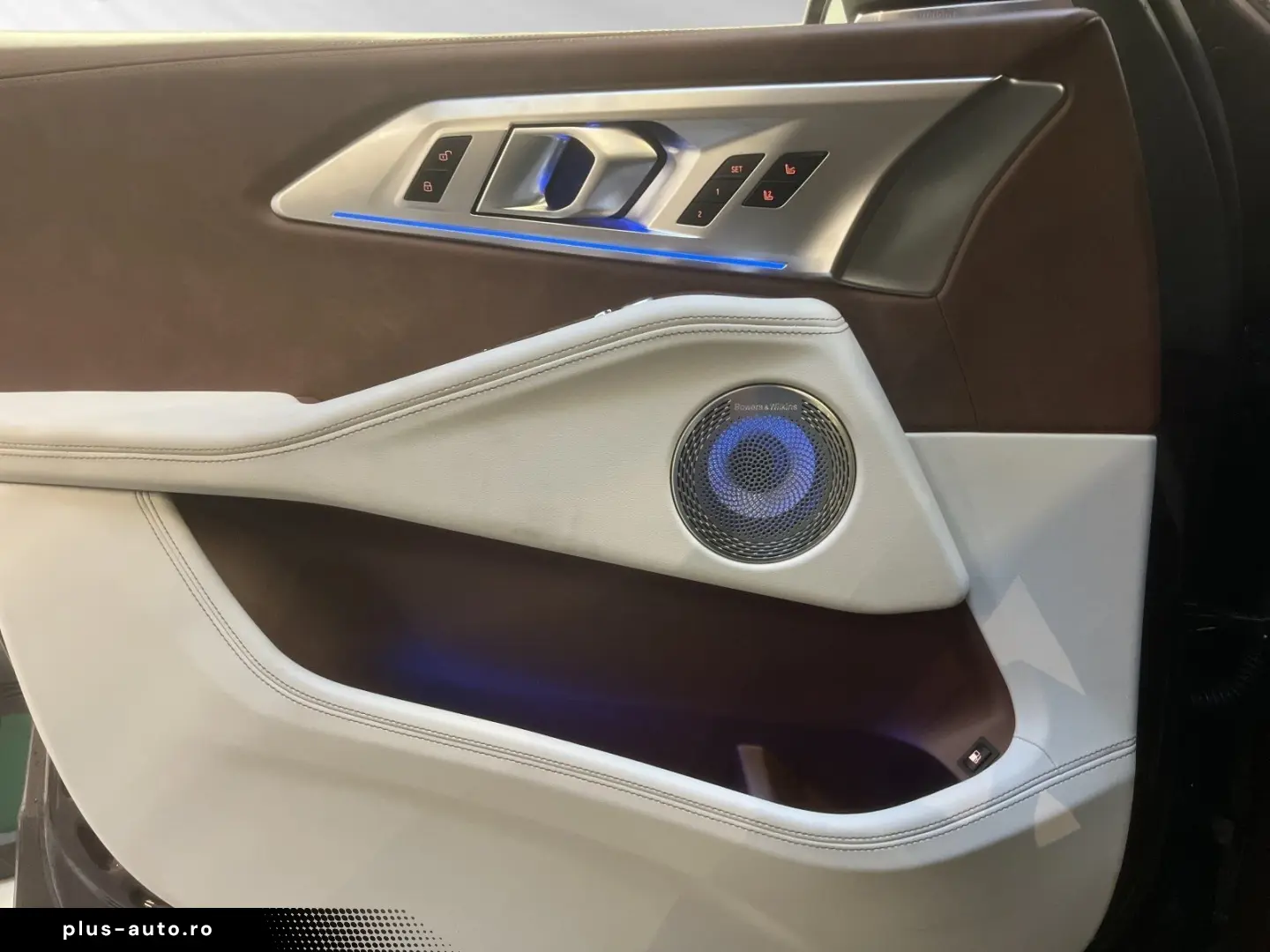 BMW XM 50e Individual Mora met. AHK 23 LMR Autobahna