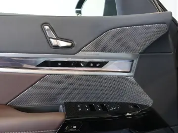 BMW i7 60 Design P. THEATRE B&W LUFT GLOW AUT. DOORS