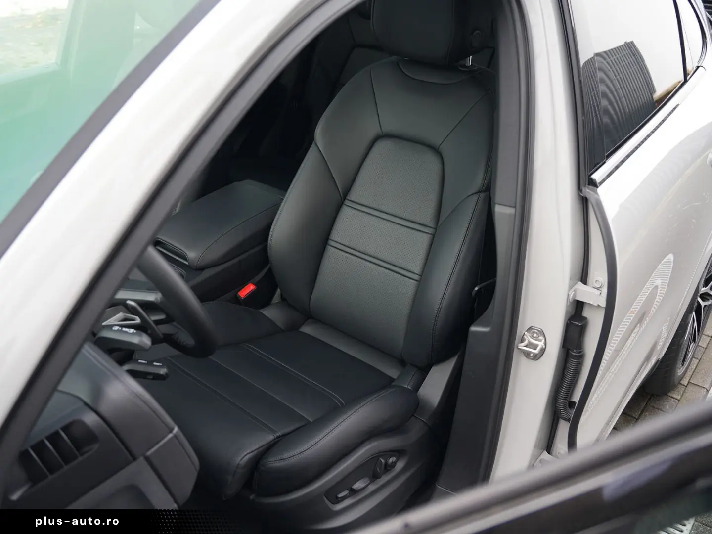 PORSCHE E-Hybrid Coupé ACC-LUFTF-PANO-HD-AHK-HUD-BOSE-RS