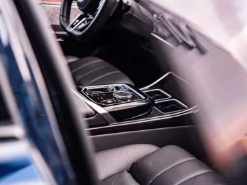 BMW i7 xDrive60 - MSport - B&W - Theatre screen - Ma