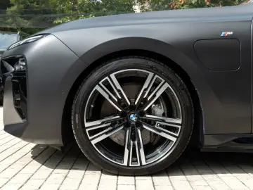 BMW 750e M SPORT.SKY.SOFTC.B&W.DR.ASS.360.INDIVIDUAL