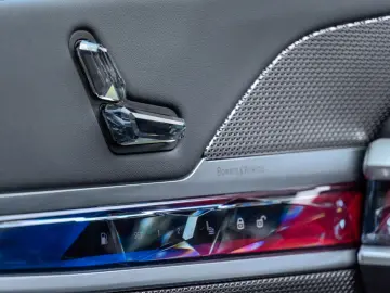 BMW 750e M SPORT.SKY.SOFTC.B&W.DR.ASS.360.INDIVIDUAL