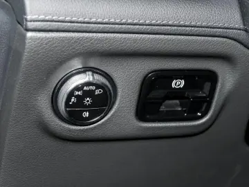 MERCEDES-BENZ EQE 300