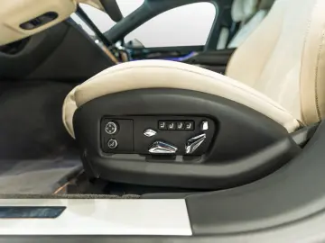 BENTLEY Flying Spur Mulliner V8 Hybrid