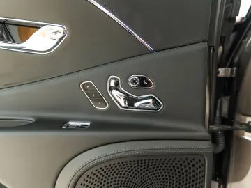 BENTLEY Flying Spur Mulliner V8 Hybrid