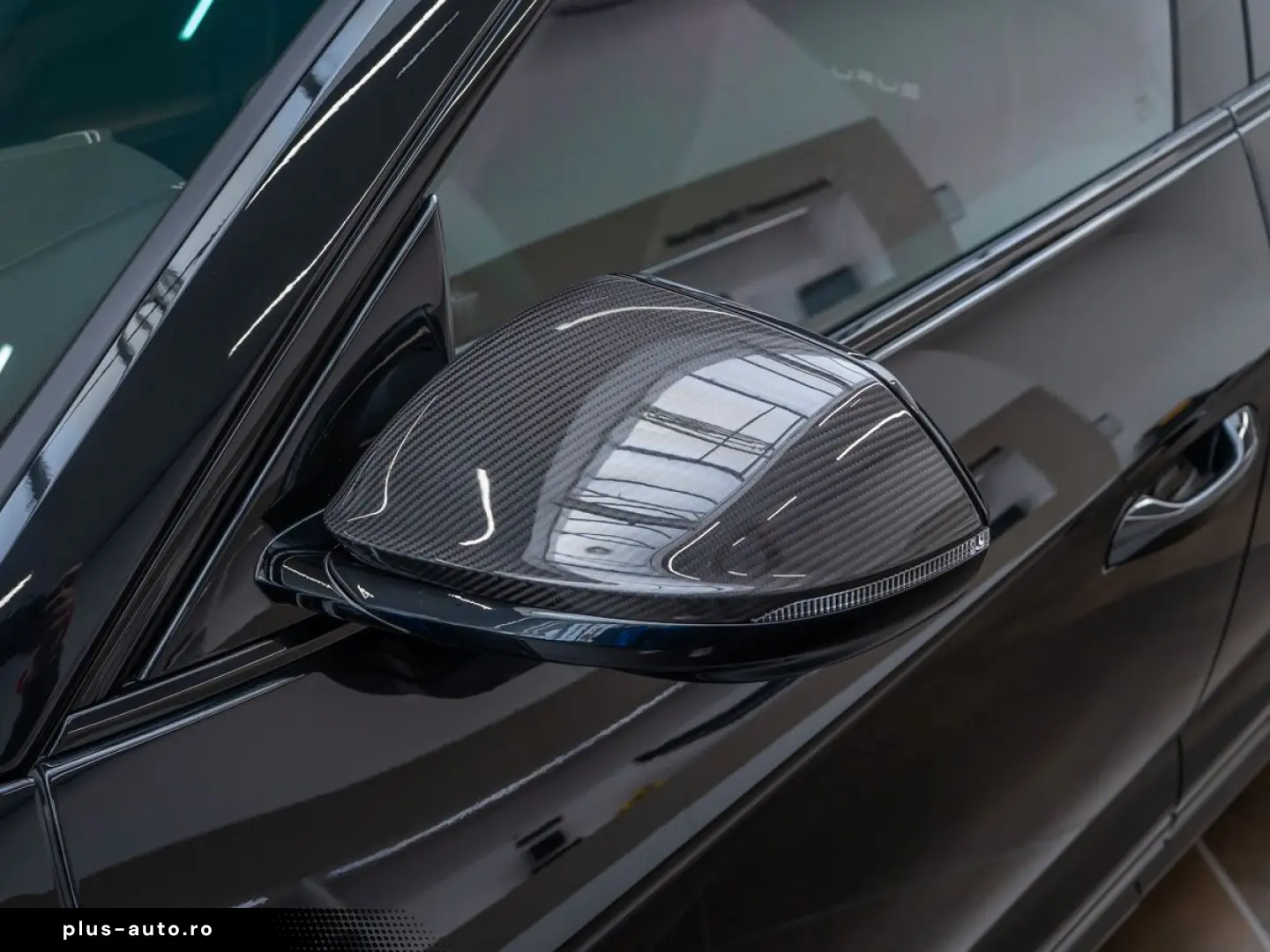 LAMBORGHINI Urus S Akrapovic