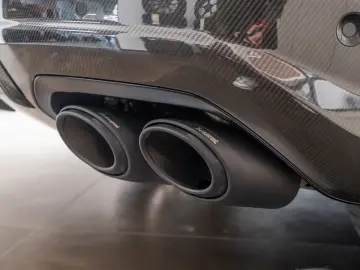 LAMBORGHINI Urus S Akrapovic