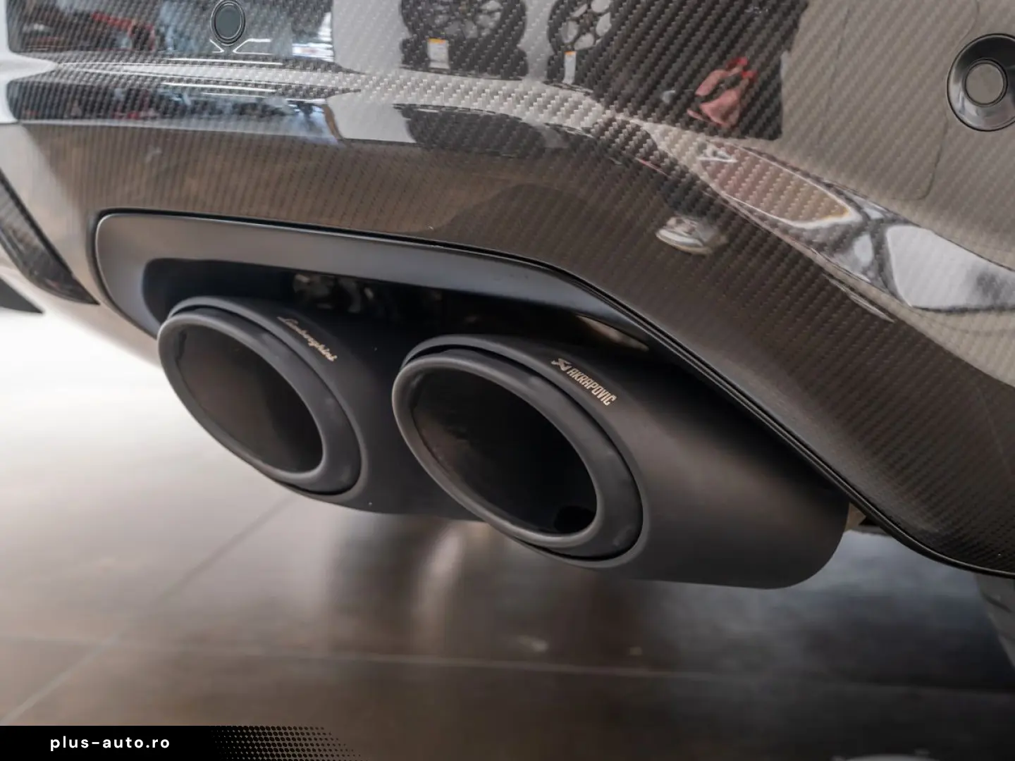 LAMBORGHINI Urus S Akrapovic