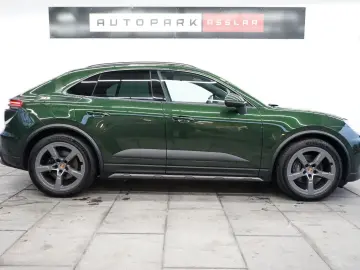 PORSCHE Macan Electric OffroadDesign Pano rotes-Leder 21