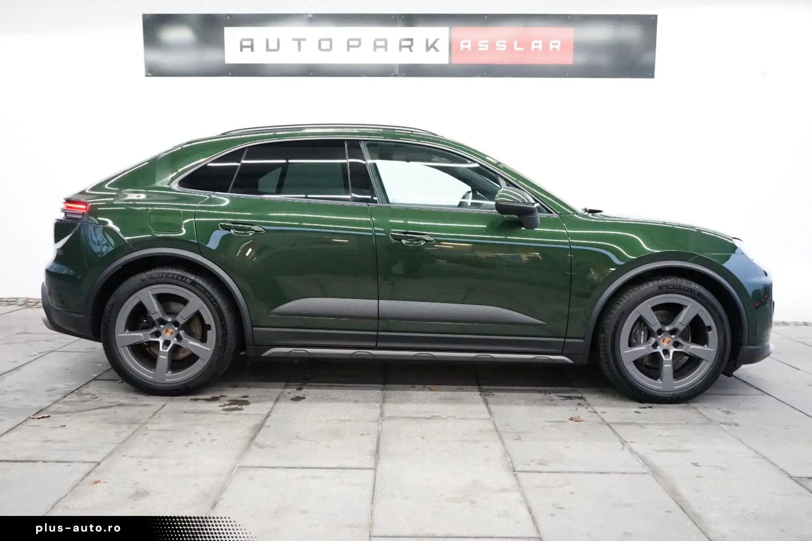 PORSCHE Macan Electric OffroadDesign Pano rotes-Leder 21