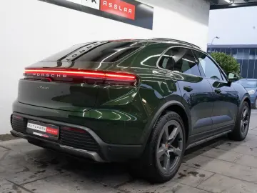 PORSCHE Macan Electric OffroadDesign Pano rotes-Leder 21