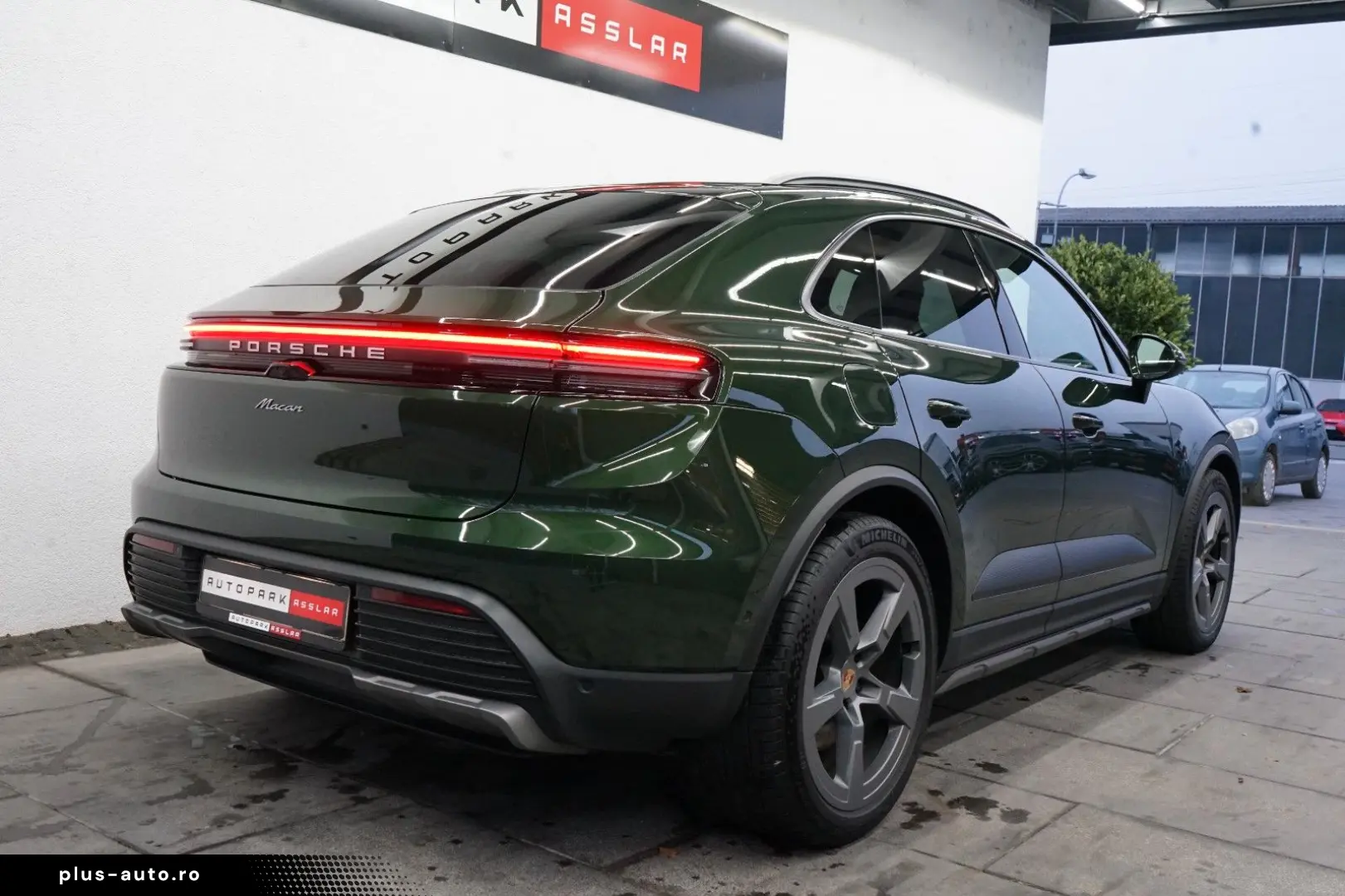 PORSCHE Macan Electric OffroadDesign Pano rotes-Leder 21