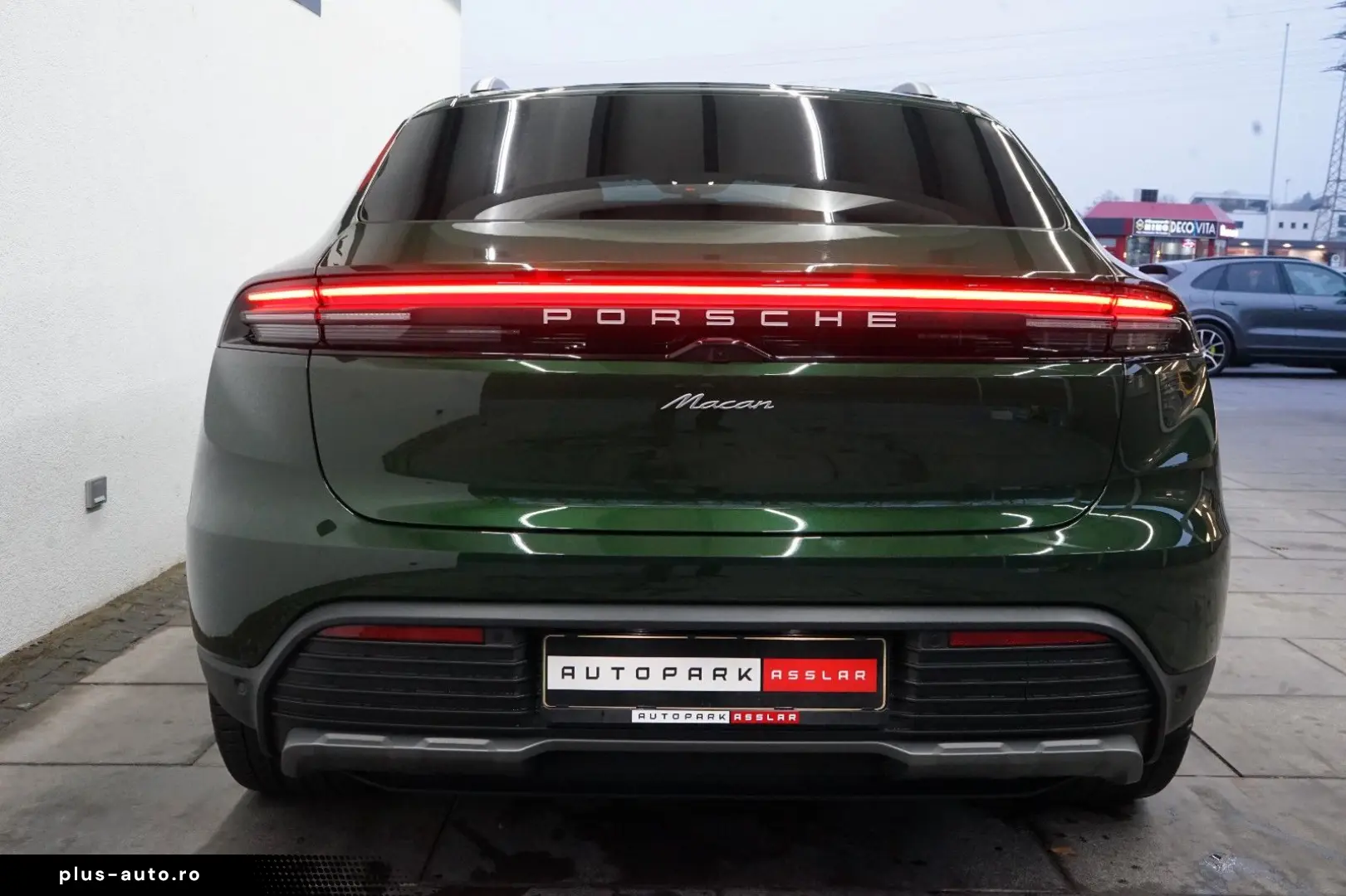 PORSCHE Macan Electric OffroadDesign Pano rotes-Leder 21