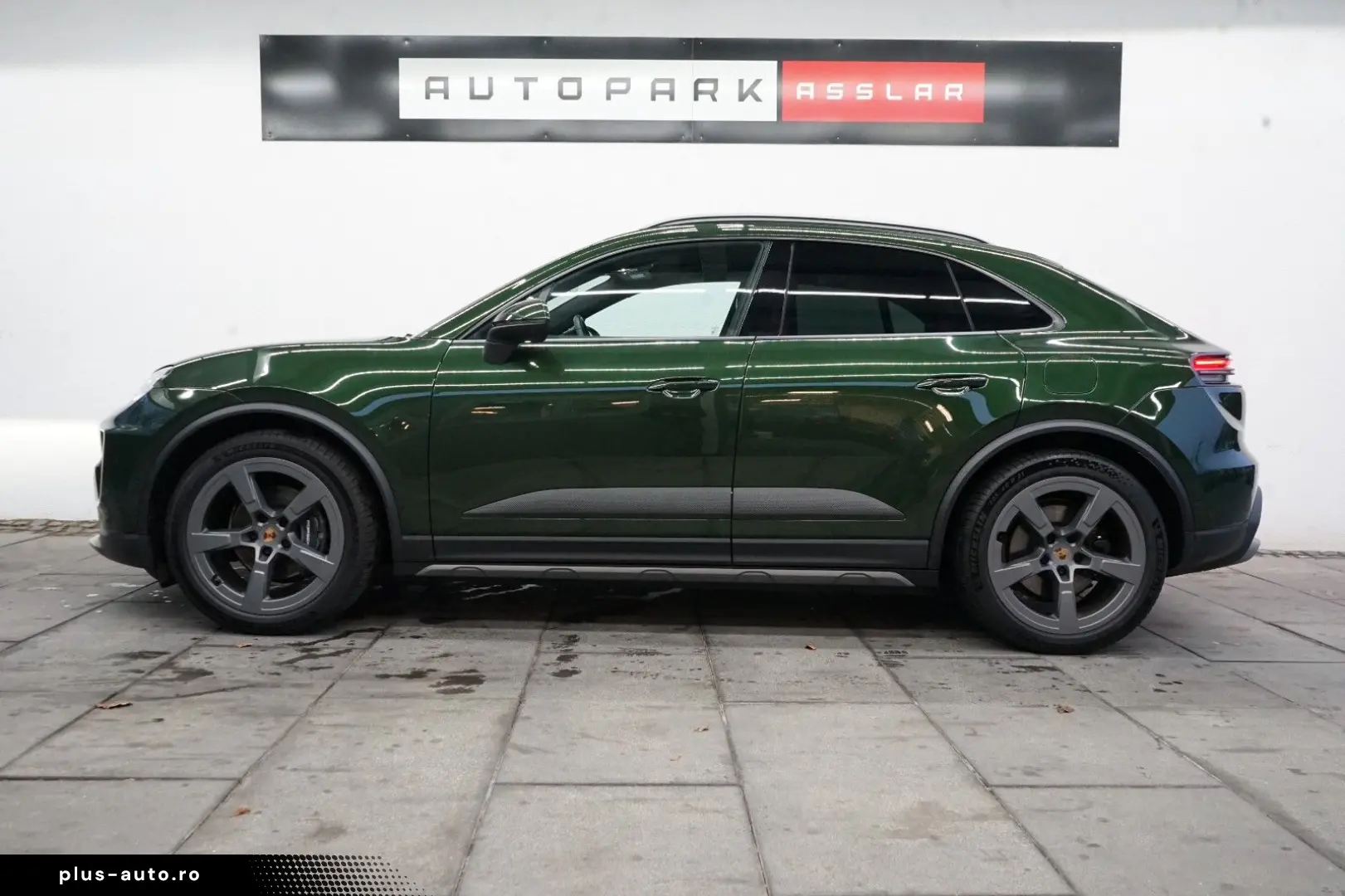 PORSCHE Macan Electric OffroadDesign Pano rotes-Leder 21