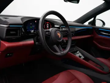 PORSCHE Macan Electric OffroadDesign Pano rotes-Leder 21