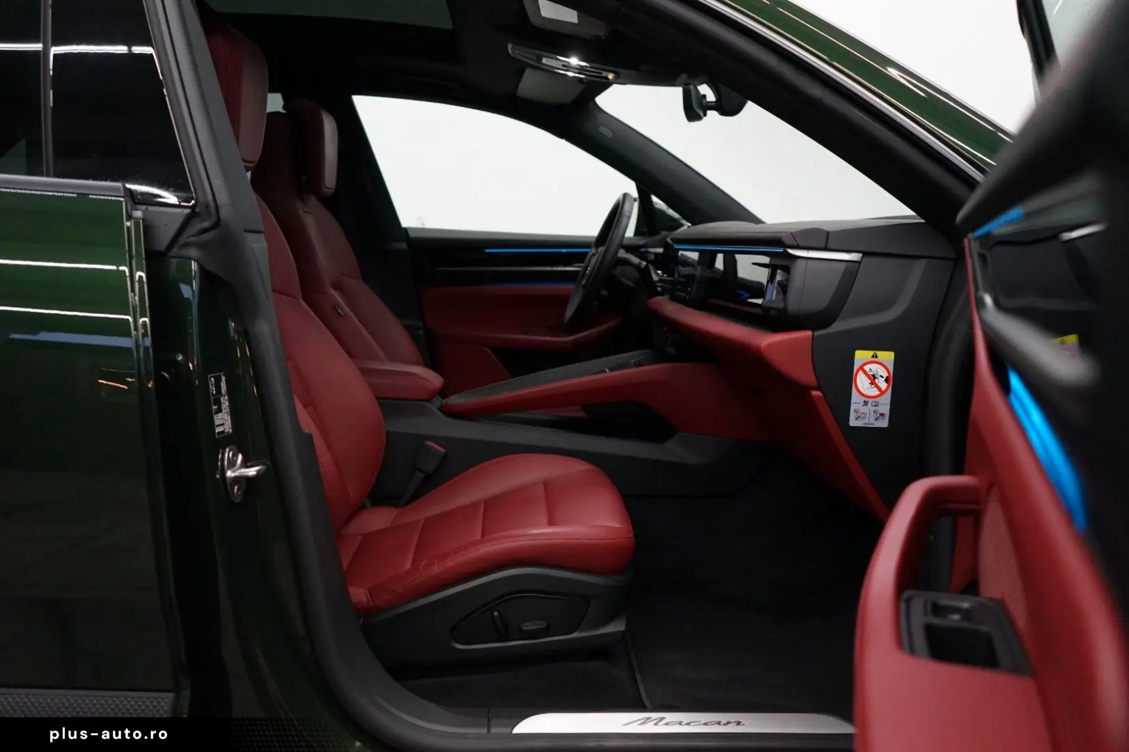 PORSCHE Macan Electric OffroadDesign Pano rotes-Leder 21