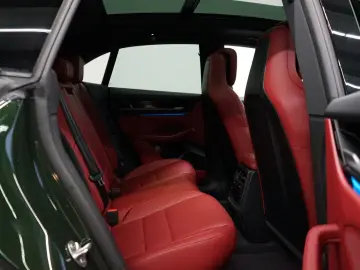 PORSCHE Macan Electric OffroadDesign Pano rotes-Leder 21