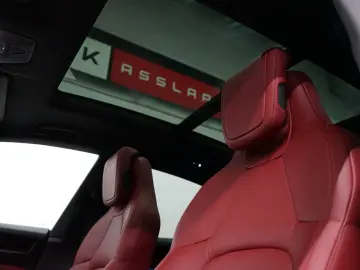 PORSCHE Macan Electric OffroadDesign Pano rotes-Leder 21