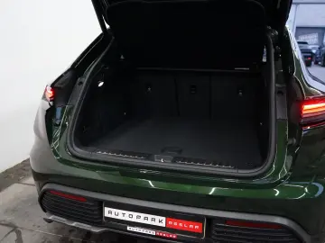 PORSCHE Macan Electric OffroadDesign Pano rotes-Leder 21