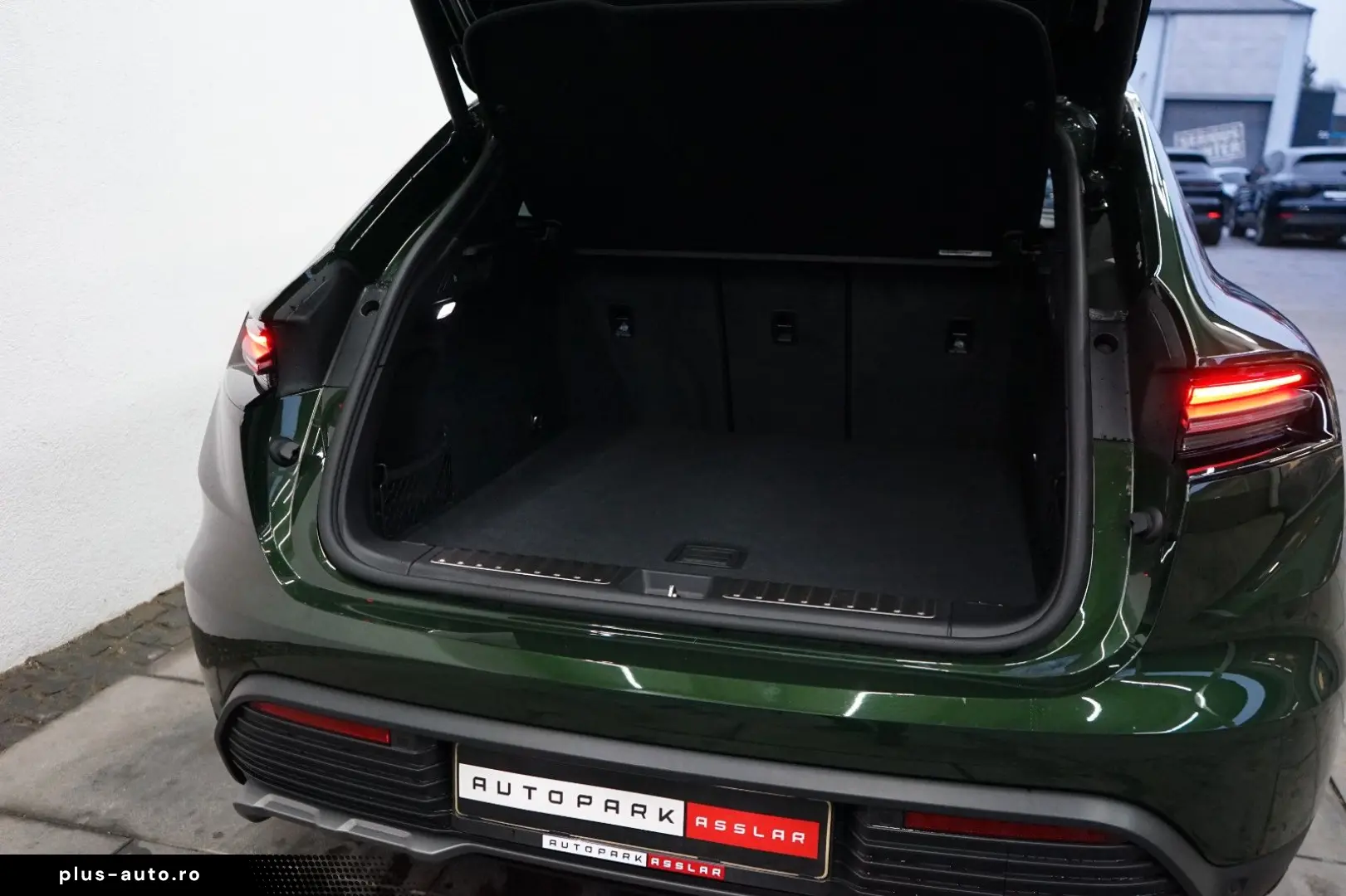 PORSCHE Macan Electric OffroadDesign Pano rotes-Leder 21