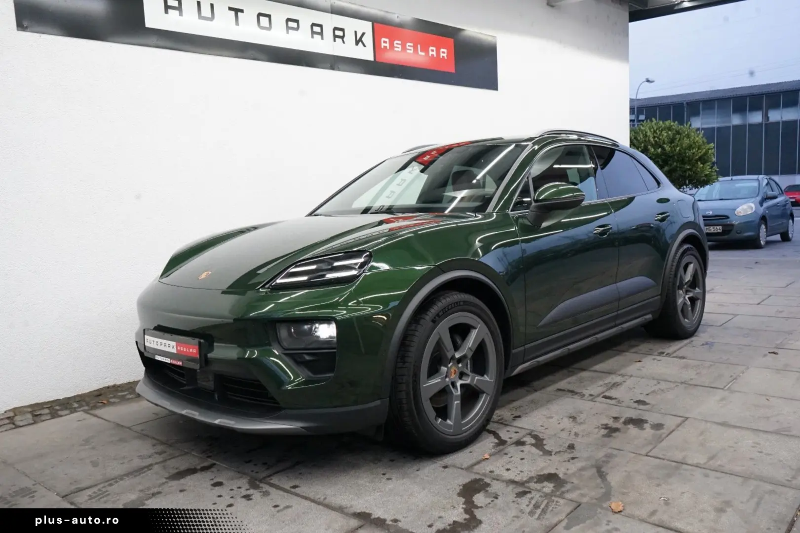 PORSCHE Macan Electric OffroadDesign Pano rotes-Leder 21