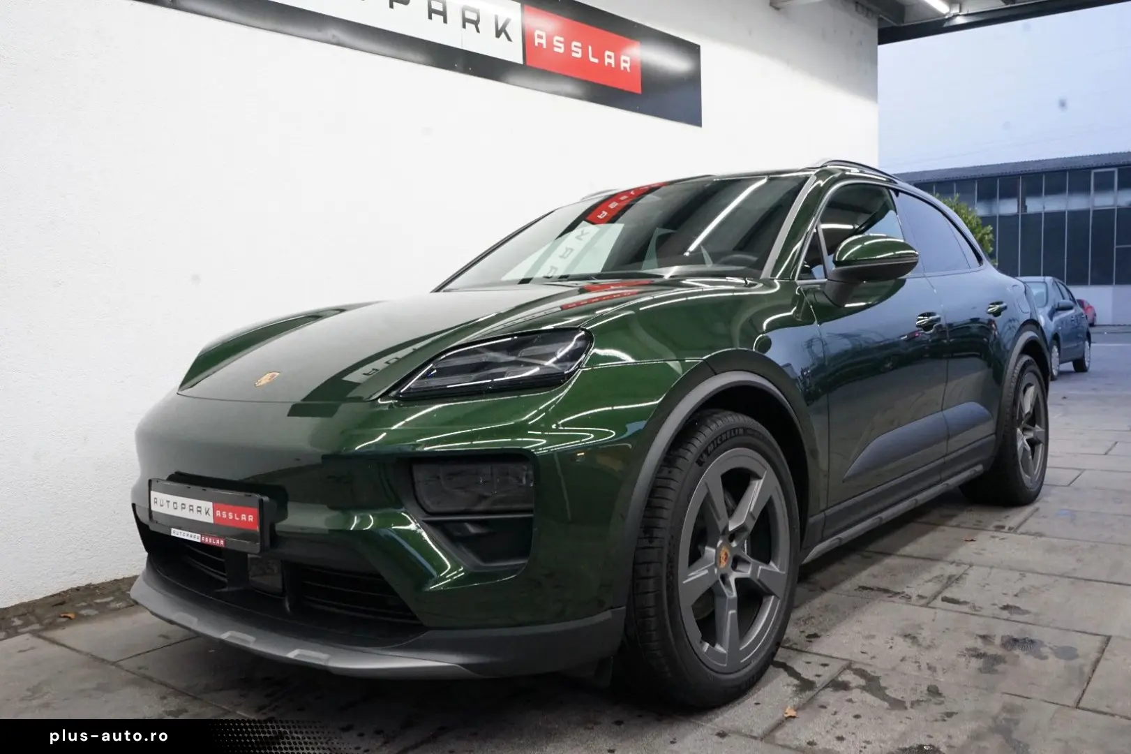 PORSCHE Macan Electric OffroadDesign Pano rotes-Leder 21
