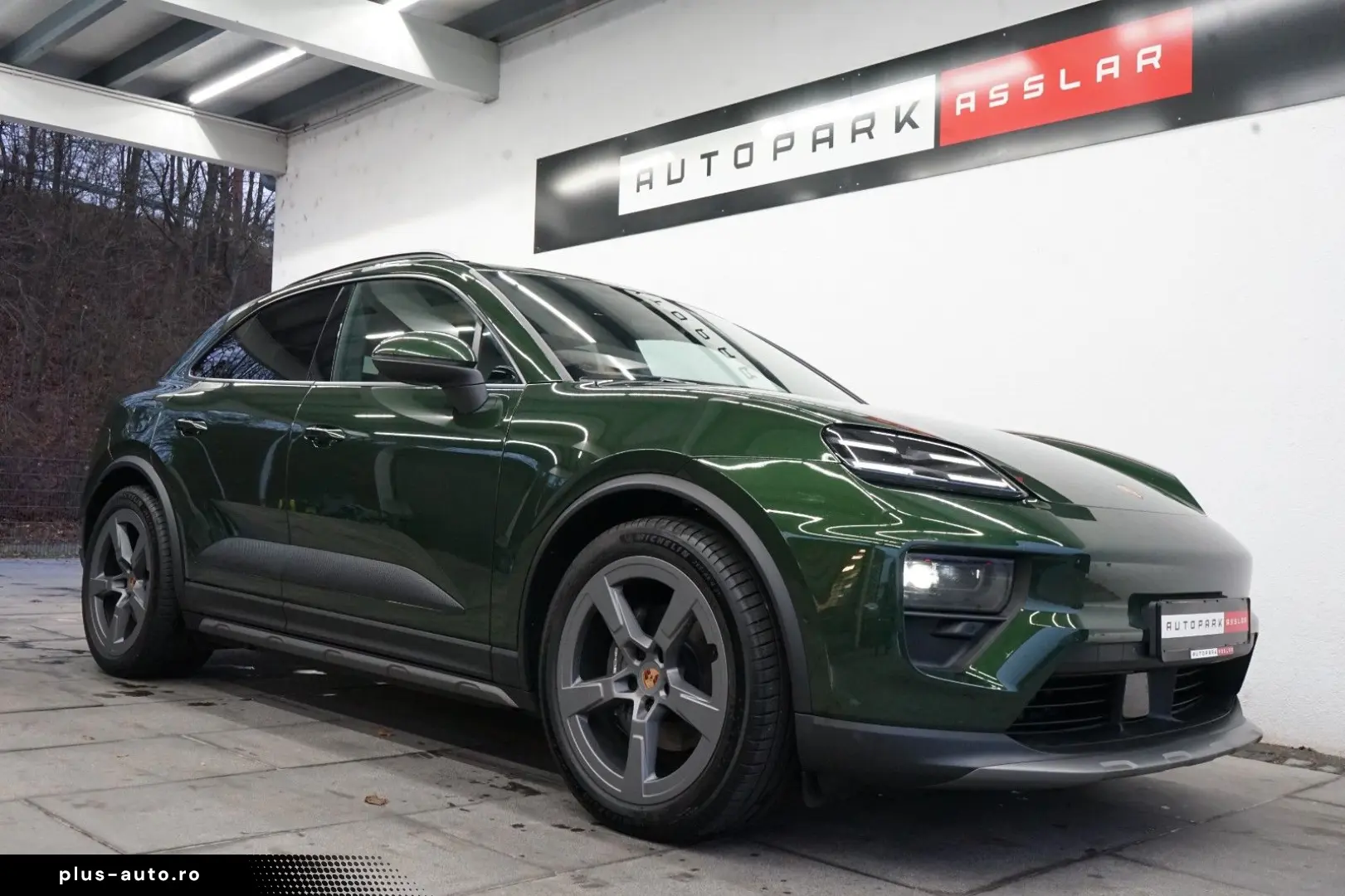 PORSCHE Macan Electric OffroadDesign Pano rotes-Leder 21