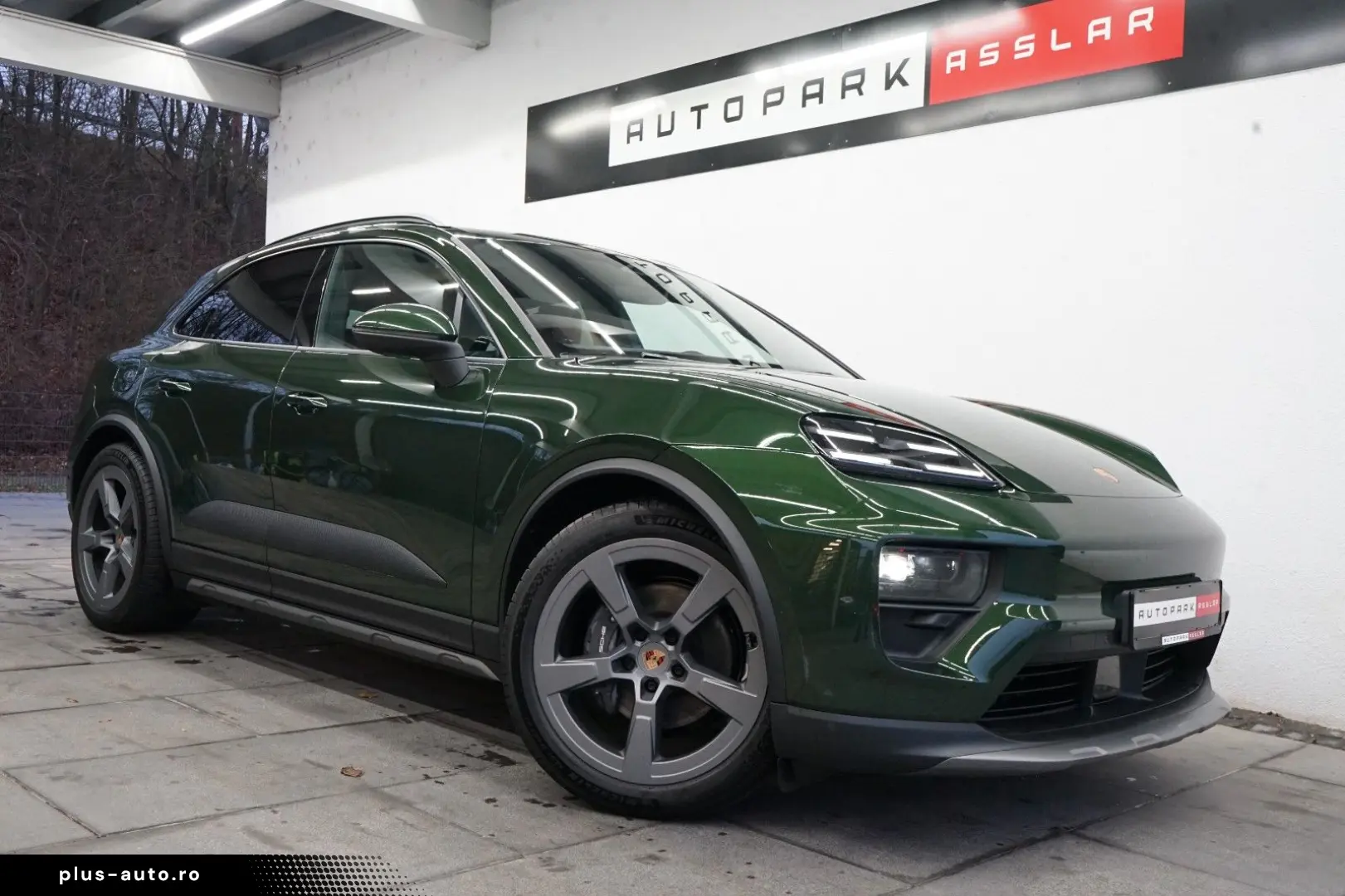 PORSCHE Macan Electric OffroadDesign Pano rotes-Leder 21