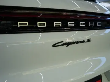 PORSCHE Cayenne S E-Hybrid SportDesign HD PDCC Mega-Spec