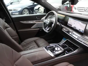 BMW M760e xDrive Bowers&Wilkins High Fond Entertaim.