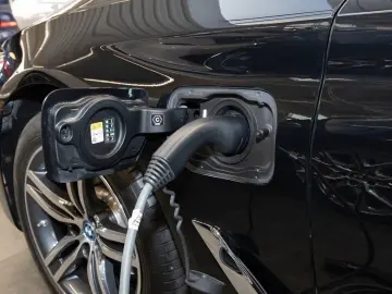 BMW 530e A Head-Up HiFi DAB WLAN Komfortzg. Shz PDC