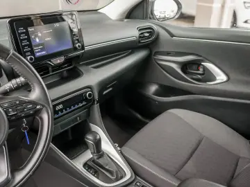 TOYOTA YARIS HYBRID BUSINESS