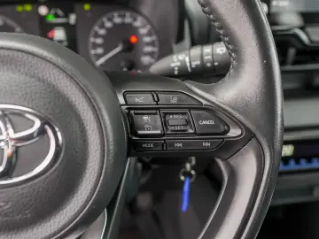 TOYOTA YARIS HYBRID BUSINESS