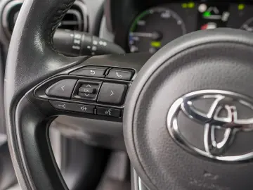 TOYOTA YARIS HYBRID BUSINESS