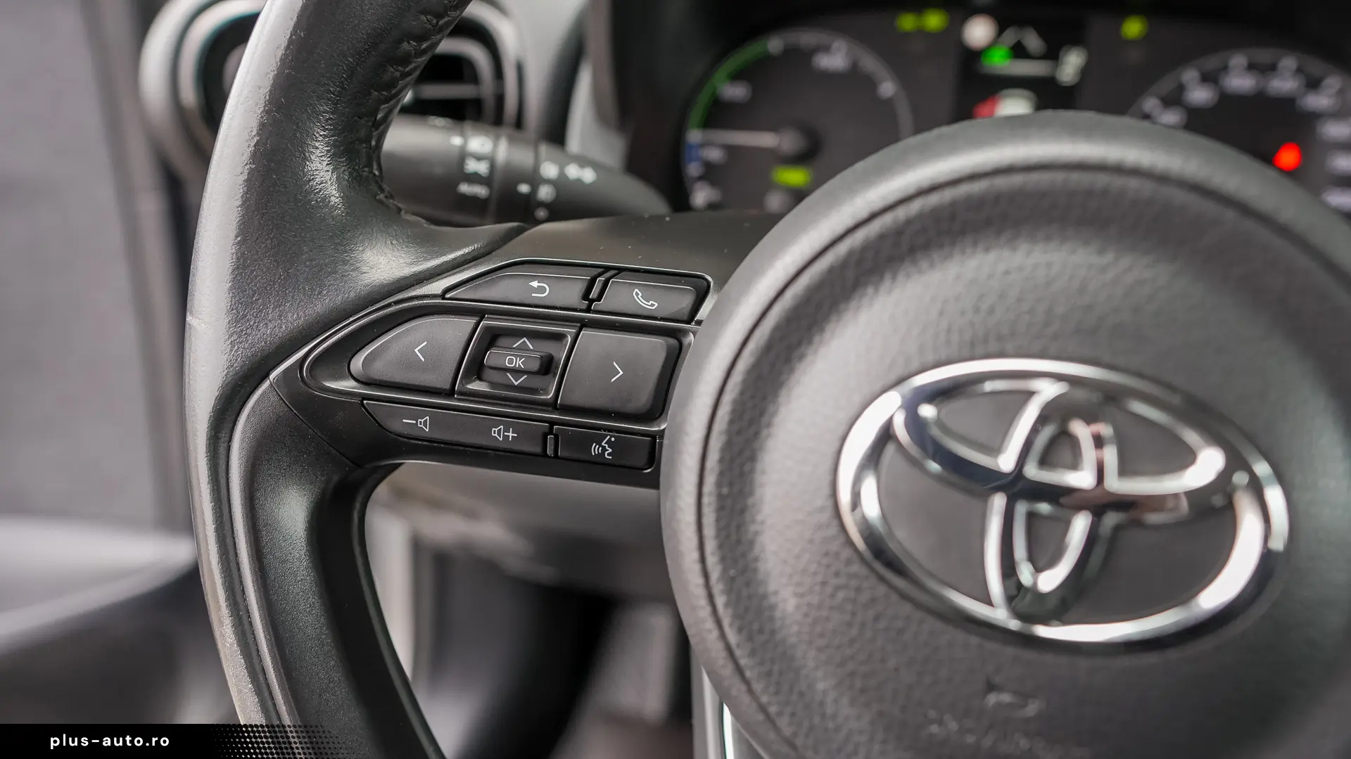 TOYOTA YARIS HYBRID BUSINESS