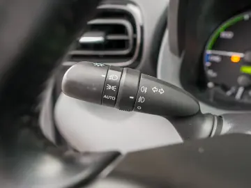 TOYOTA YARIS HYBRID BUSINESS