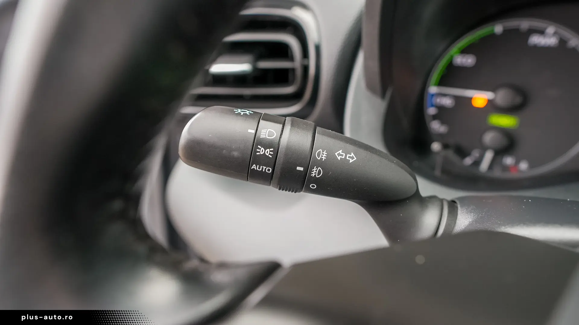 TOYOTA YARIS HYBRID BUSINESS