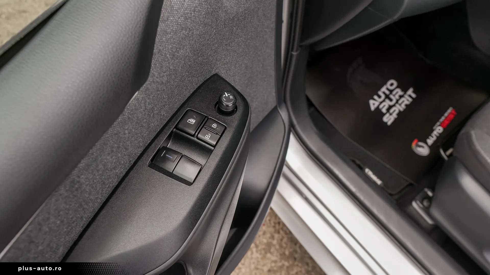 TOYOTA YARIS HYBRID BUSINESS