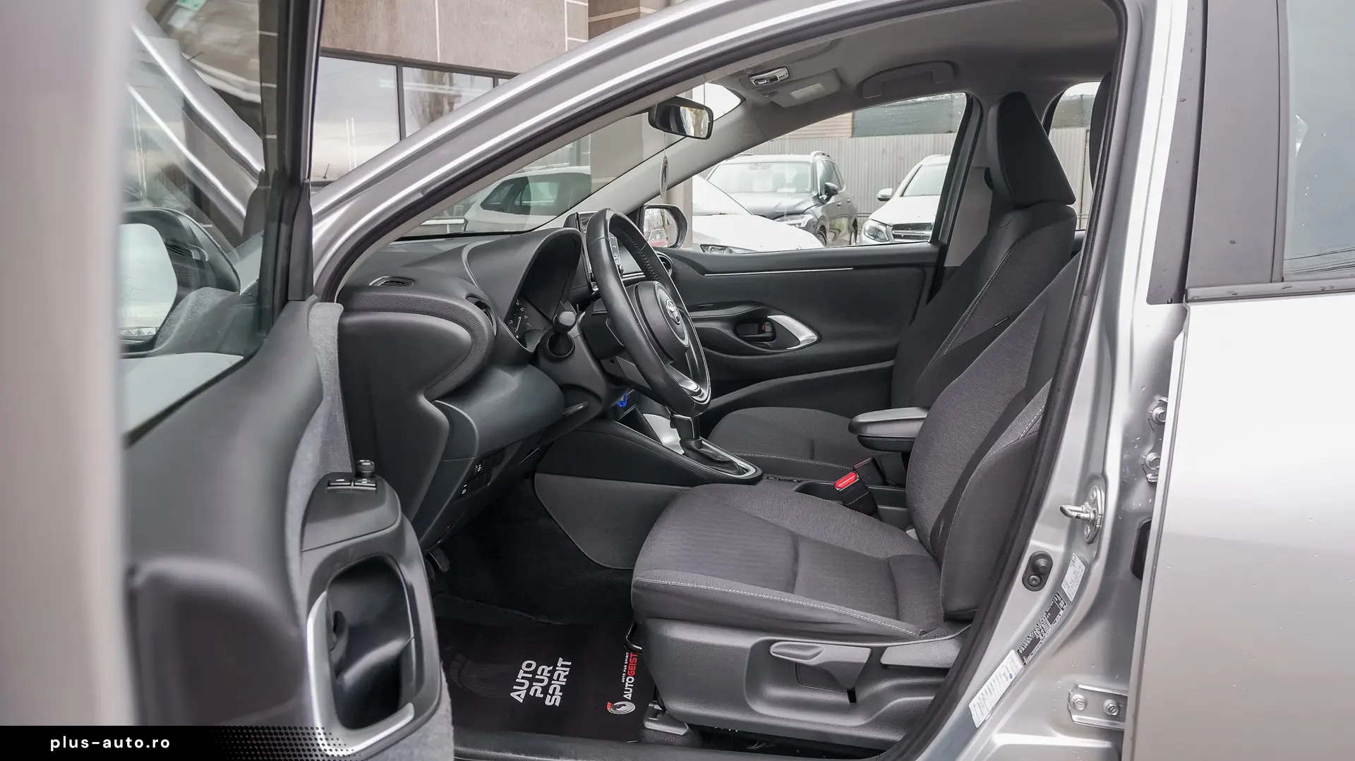 TOYOTA YARIS HYBRID BUSINESS