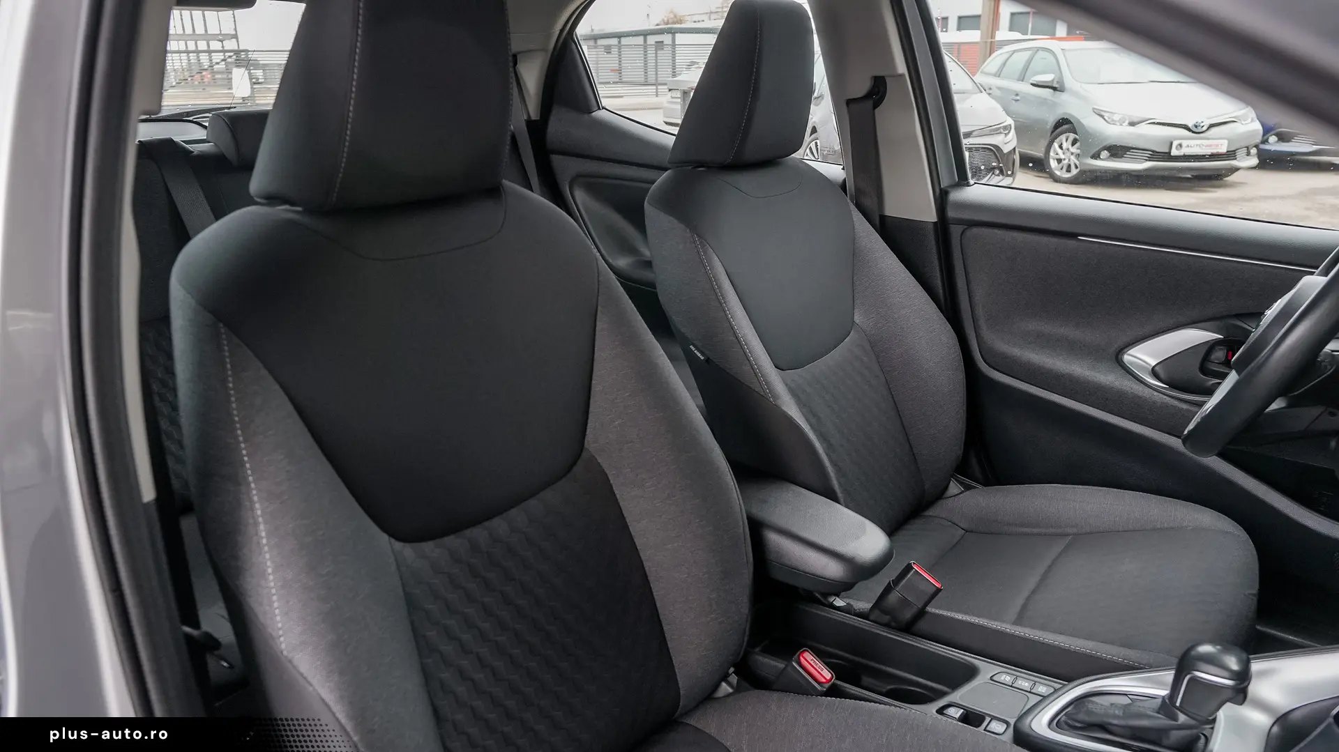 TOYOTA YARIS HYBRID BUSINESS