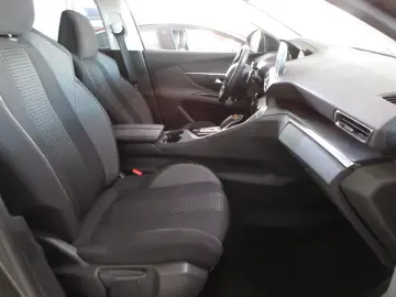 PEUGEOT 5008 Active 1.2T LED NAVI PDC TEMPOMAT