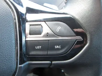 PEUGEOT 5008 Active 1.2T LED NAVI PDC TEMPOMAT