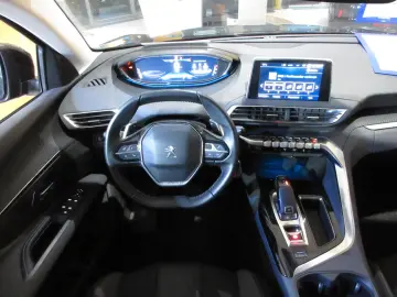 PEUGEOT 5008 Active 1.2T NAVI PDC LED AHK TEMPO