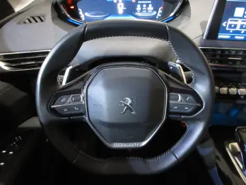 PEUGEOT 5008 Active 1.2T NAVI PDC LED AHK TEMPO