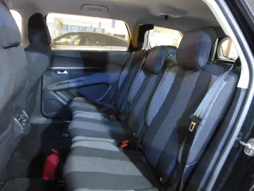 PEUGEOT 5008 Active 1.2T NAVI PDC LED AHK TEMPO