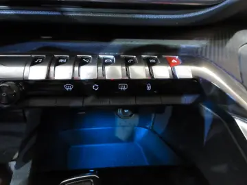 PEUGEOT 5008 Active 1.2T NAVI PDC LED AHK TEMPO