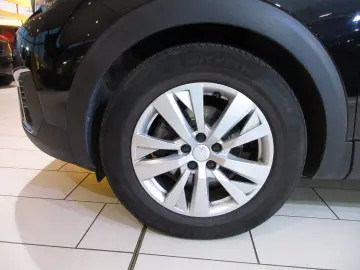 PEUGEOT 5008 Active 1.2T NAVI PDC LED AHK TEMPO